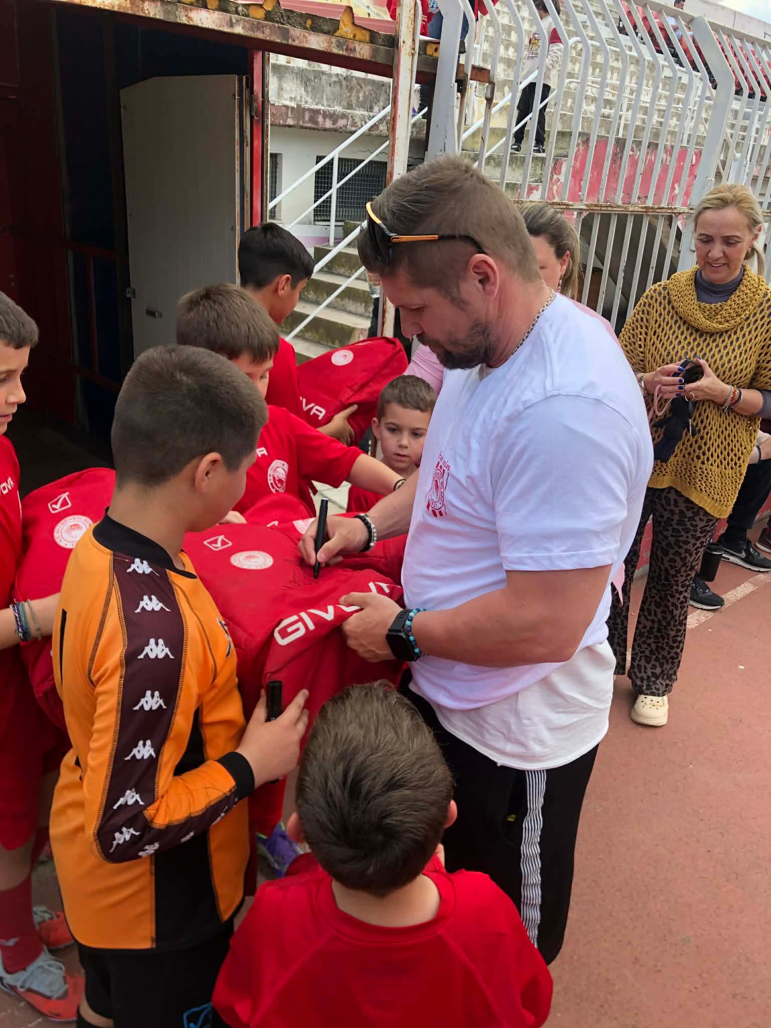 Ο Μάριο Μπρέσκα ξανά στον Βόλο – Συγκίνηση και χαμόγελα στις ακαδημίες του Ολυμπιακού Βόλου